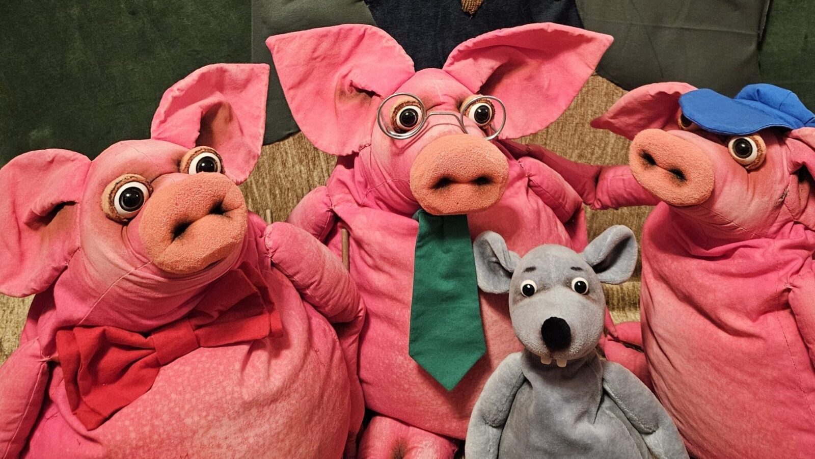 Theater Jurakowa-Projekt. „Drei kleine Schweinchen“. Puppenspiel.