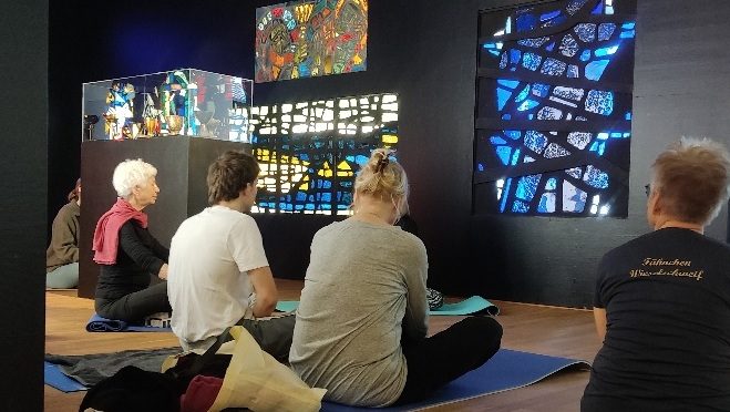Yoga im Museum. Kurs mit Ruth Happe.